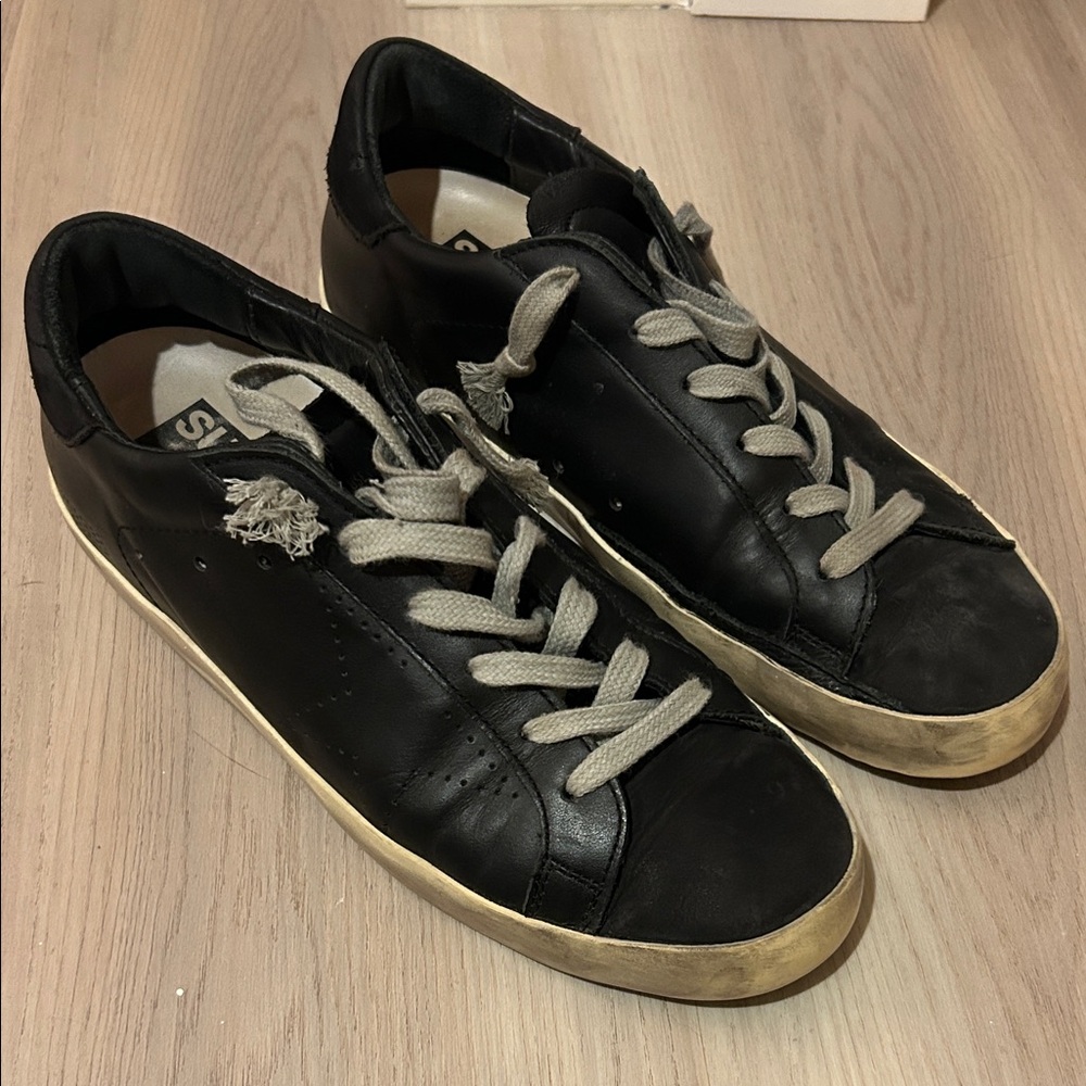 GOLDEN GOOSE Black Leather Sneakers with Gray Laces